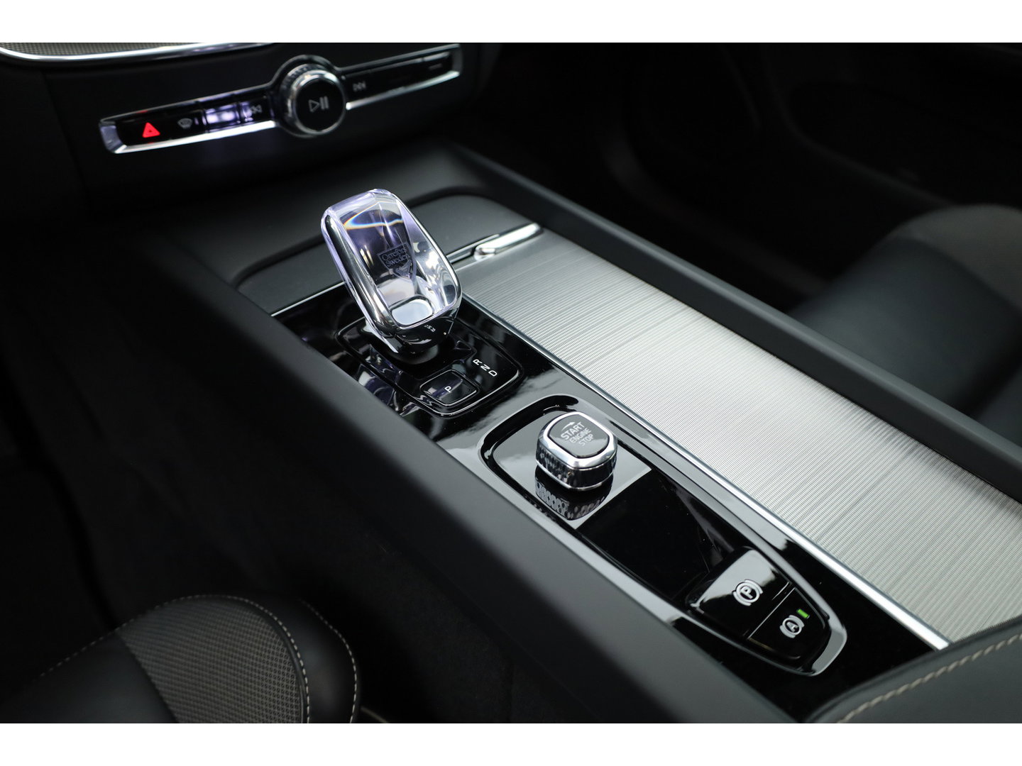 Volvo XC60 2.0 T8 Plug-in hybrid AWD Ultra Black Edition | Pano | HUD | 360Cam | Trekhaak | Harman & Kardon Audio |
