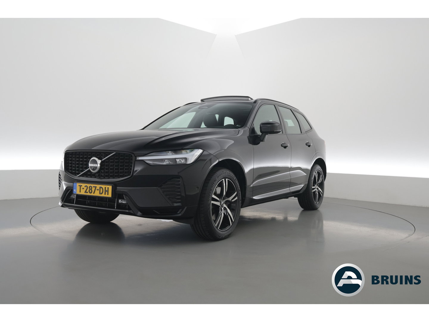 Volvo XC60 2.0 B4 R-Design | Pano | Trekhaak | 360Cam | H&K audio | Memory stoel |