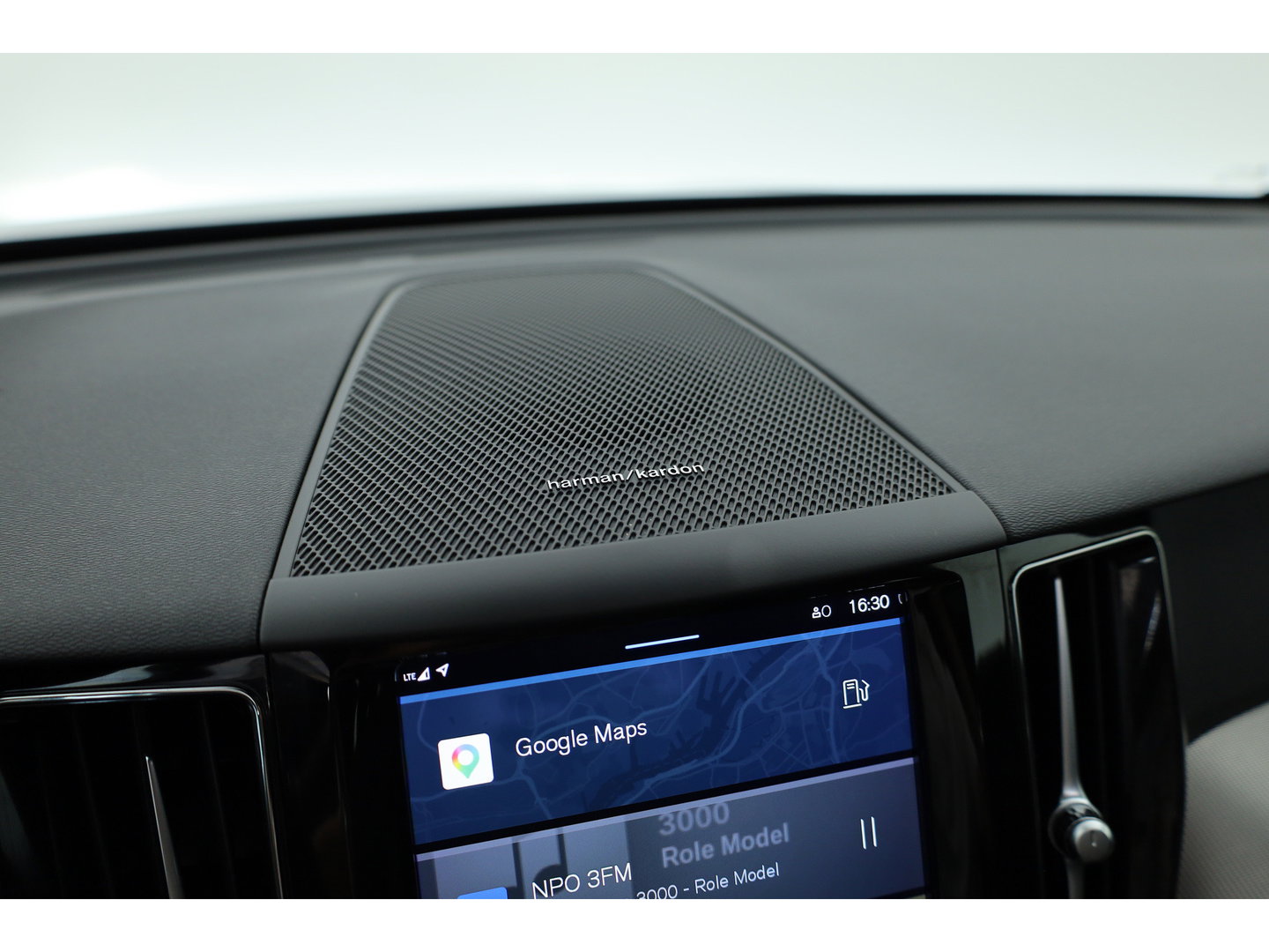 Volvo XC60 2.0 B4 R-Design | Pano | Trekhaak | 360Cam | H&K audio | Memory stoel |