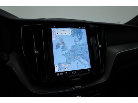 Volvo XC60 2.0 B4 R-Design | Pano | Trekhaak | 360Cam | H&K audio | Memory stoel |