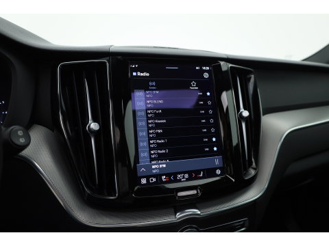Volvo XC60 2.0 B4 R-Design | Pano | Trekhaak | 360Cam | H&K audio | Memory stoel |