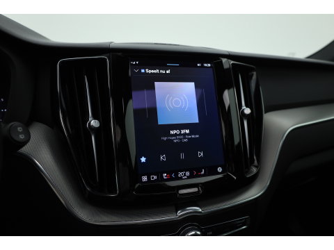 Volvo XC60 2.0 B4 R-Design | Pano | Trekhaak | 360Cam | H&K audio | Memory stoel |