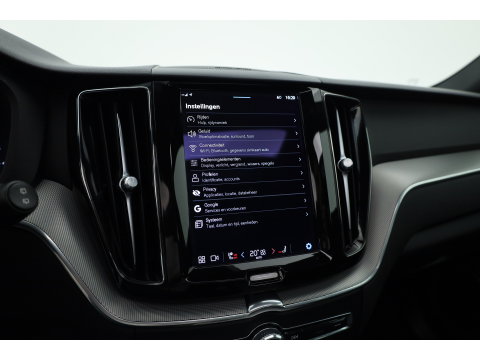 Volvo XC60 2.0 B4 R-Design | Pano | Trekhaak | 360Cam | H&K audio | Memory stoel |