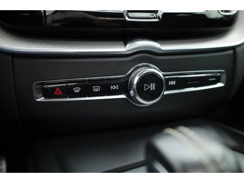 Volvo XC60 2.0 B4 R-Design | Pano | Trekhaak | 360Cam | H&K audio | Memory stoel |