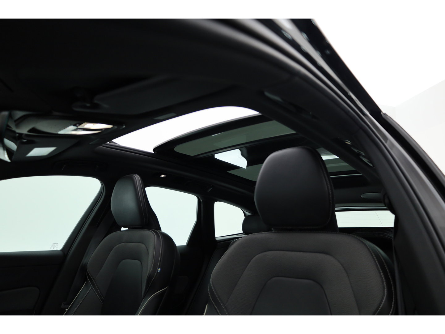 Volvo XC60 2.0 B4 R-Design | Pano | Trekhaak | 360Cam | H&K audio | Memory stoel |
