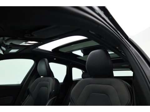 Volvo XC60 2.0 B4 R-Design | Pano | Trekhaak | 360Cam | H&K audio | Memory stoel |