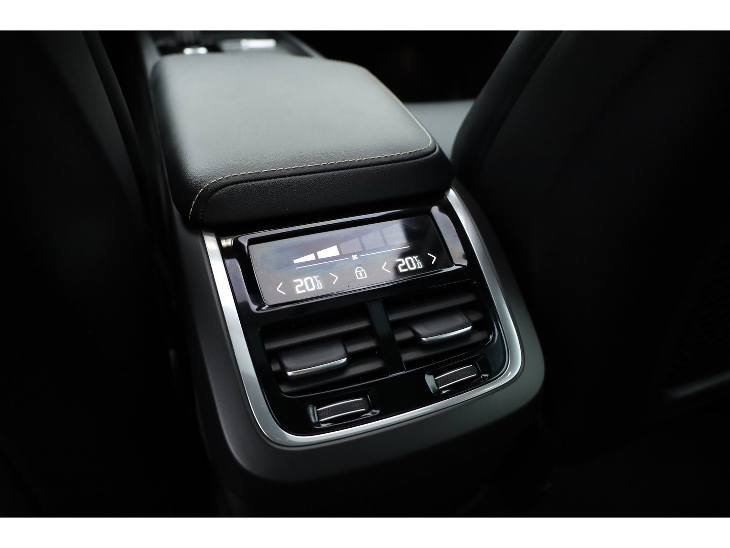 Volvo XC60 2.0 B4 R-Design | Pano | Trekhaak | 360Cam | H&K audio | Memory stoel |