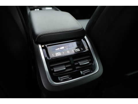 Volvo XC60 2.0 B4 R-Design | Pano | Trekhaak | 360Cam | H&K audio | Memory stoel |