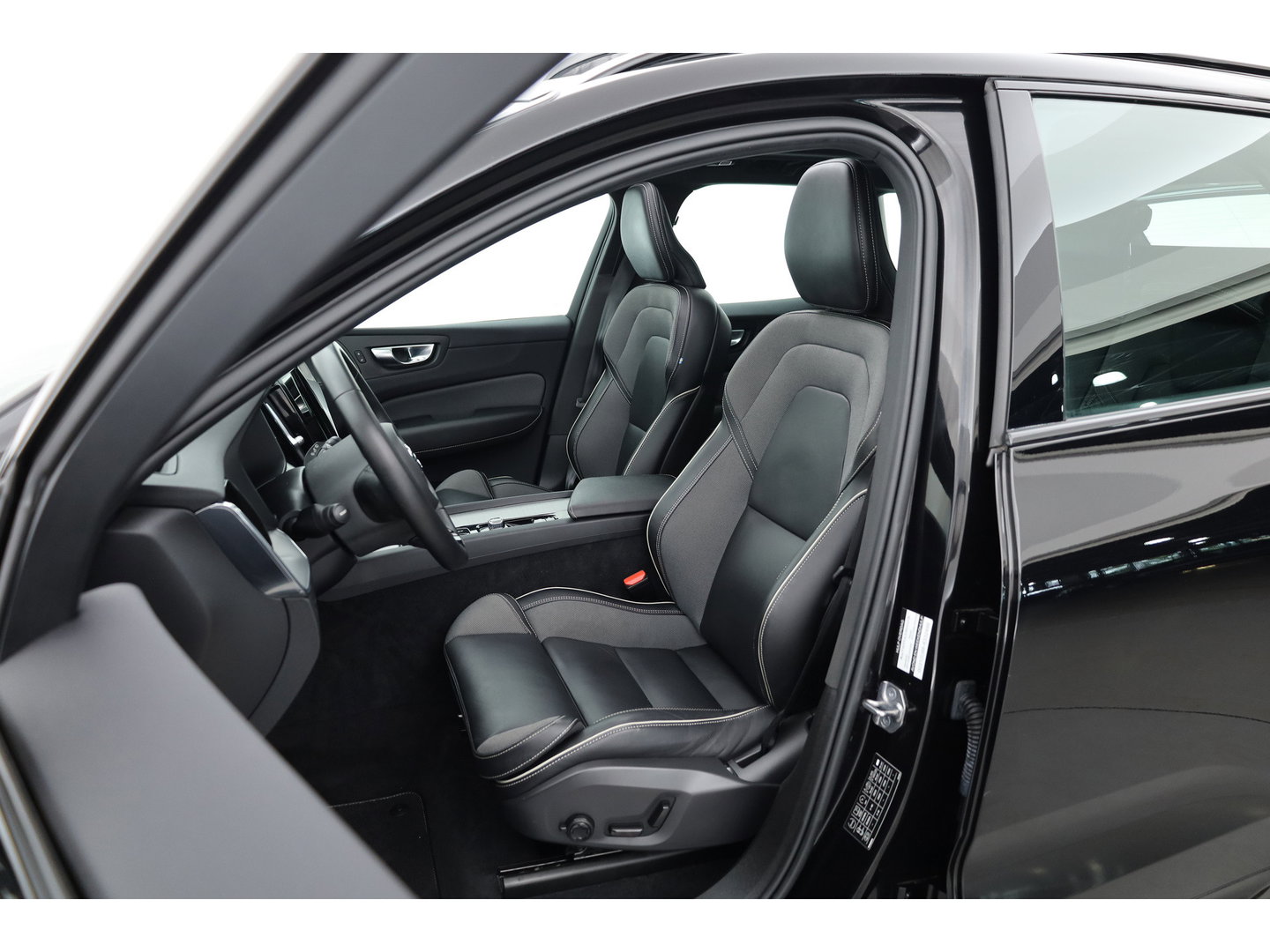 Volvo XC60 2.0 B4 R-Design | Pano | Trekhaak | 360Cam | H&K audio | Memory stoel |