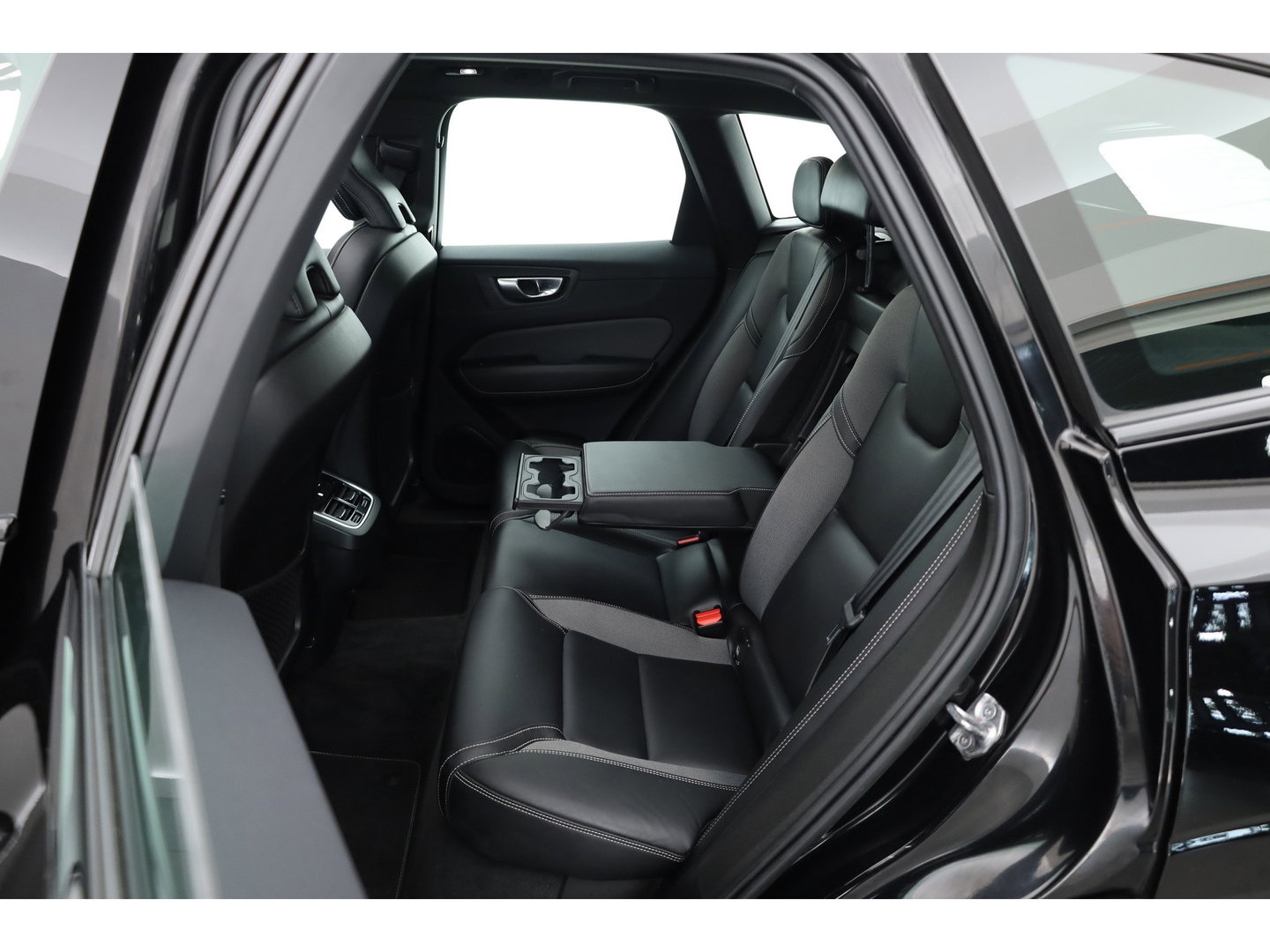 Volvo XC60 2.0 B4 R-Design | Pano | Trekhaak | 360Cam | H&K audio | Memory stoel |