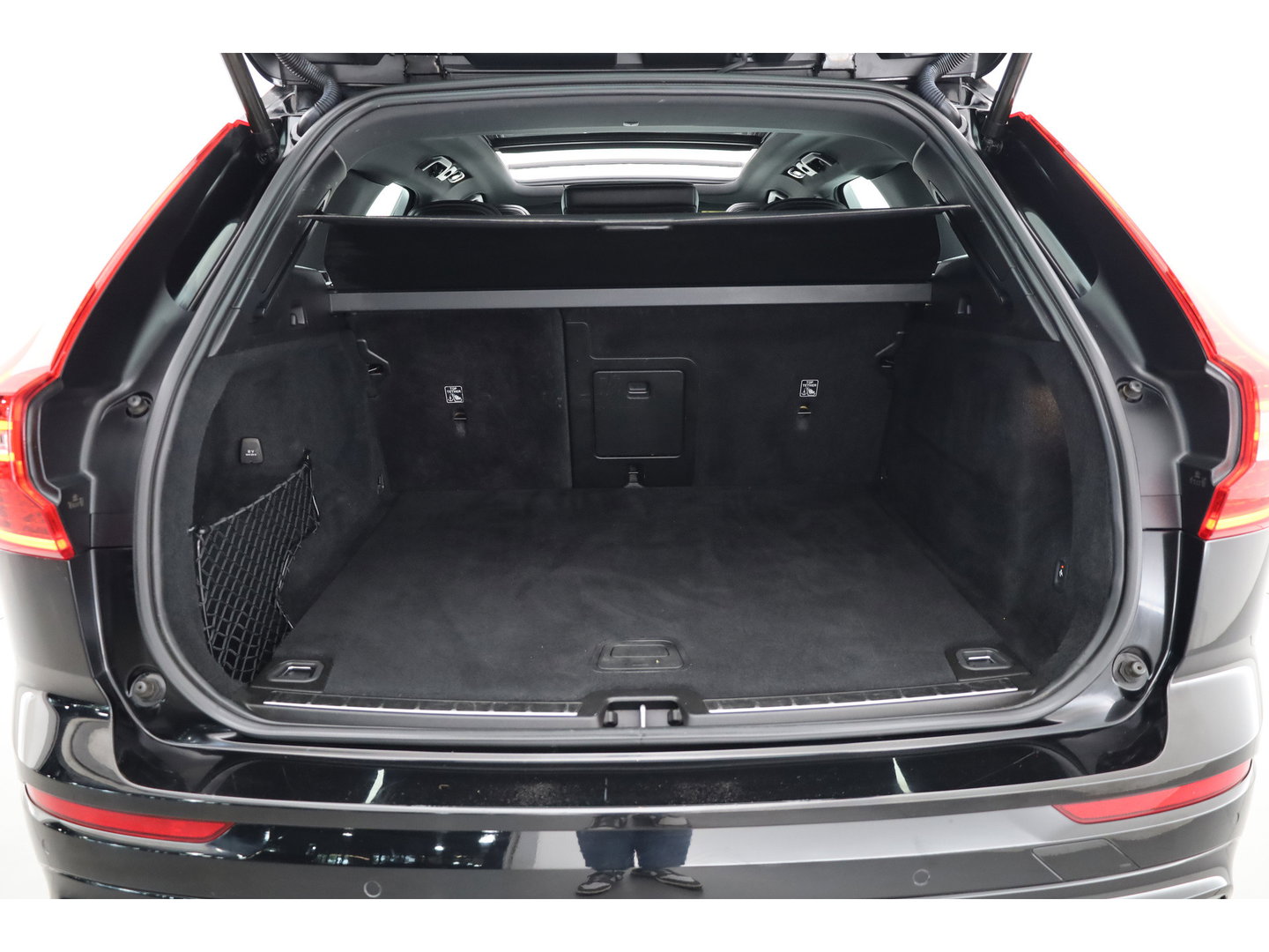 Volvo XC60 2.0 B4 R-Design | Pano | Trekhaak | 360Cam | H&K audio | Memory stoel |