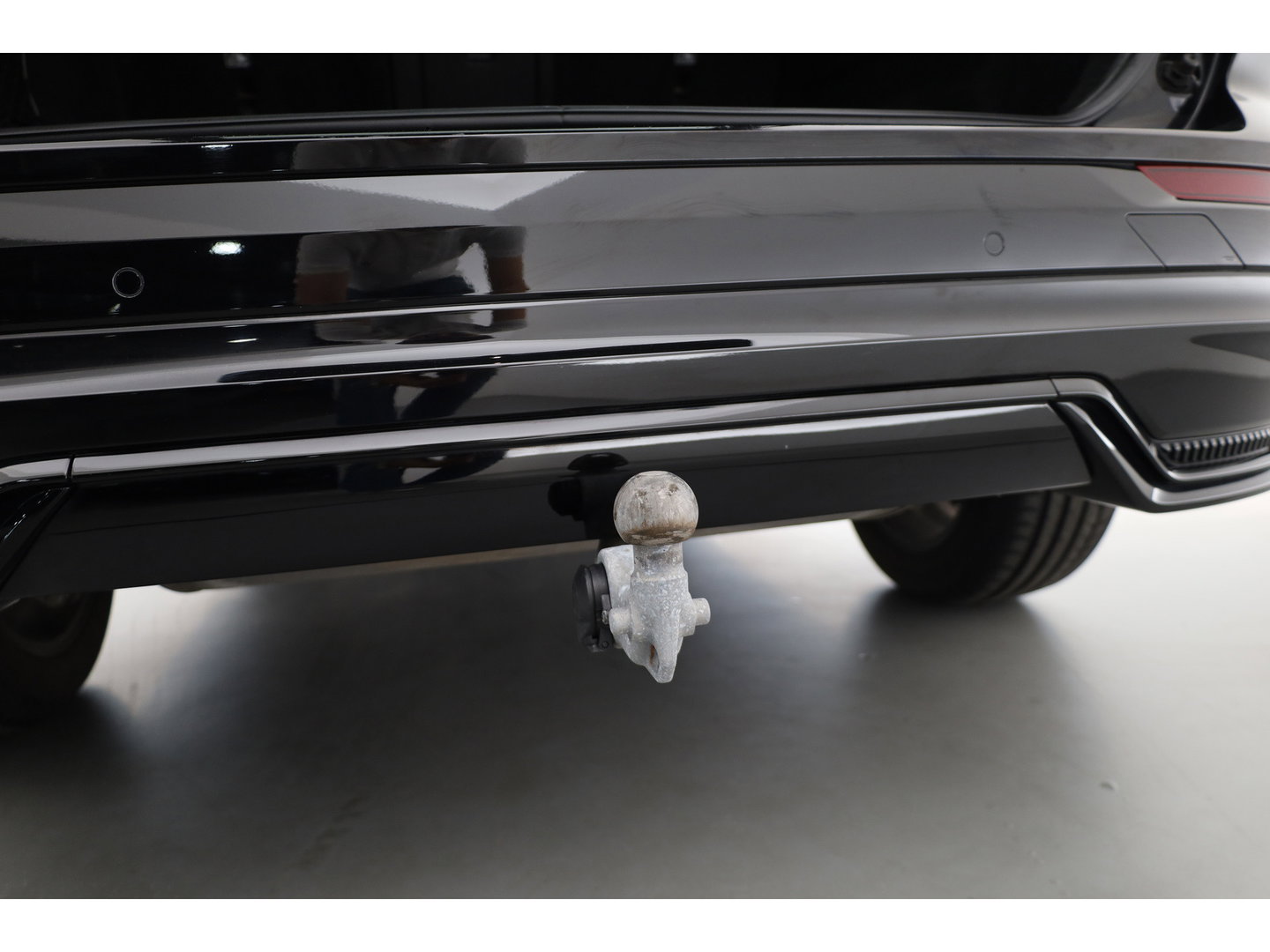 Volvo XC60 2.0 B4 R-Design | Pano | Trekhaak | 360Cam | H&K audio | Memory stoel |