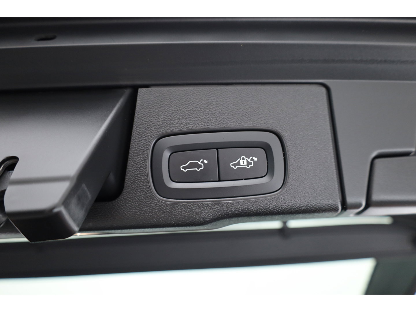 Volvo XC60 2.0 B4 R-Design | Pano | Trekhaak | 360Cam | H&K audio | Memory stoel |