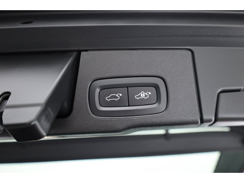 Volvo XC60 2.0 B4 R-Design | Pano | Trekhaak | 360Cam | H&K audio | Memory stoel |