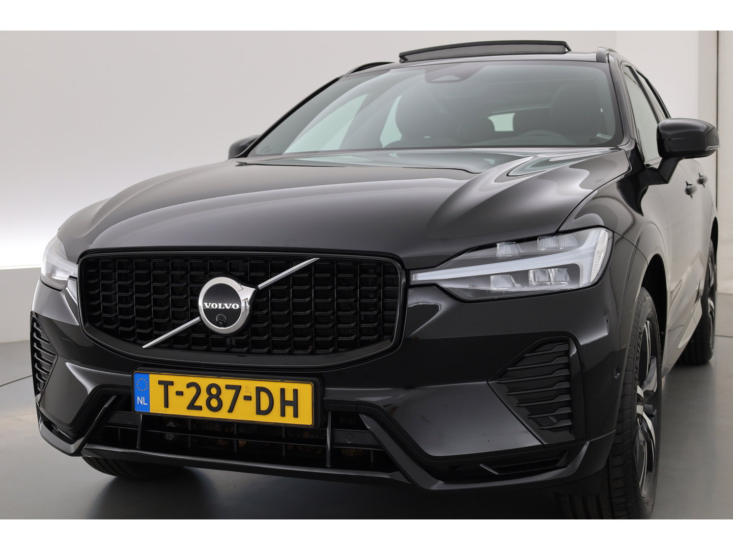 Volvo XC60 2.0 B4 R-Design | Pano | Trekhaak | 360Cam | H&K audio | Memory stoel |
