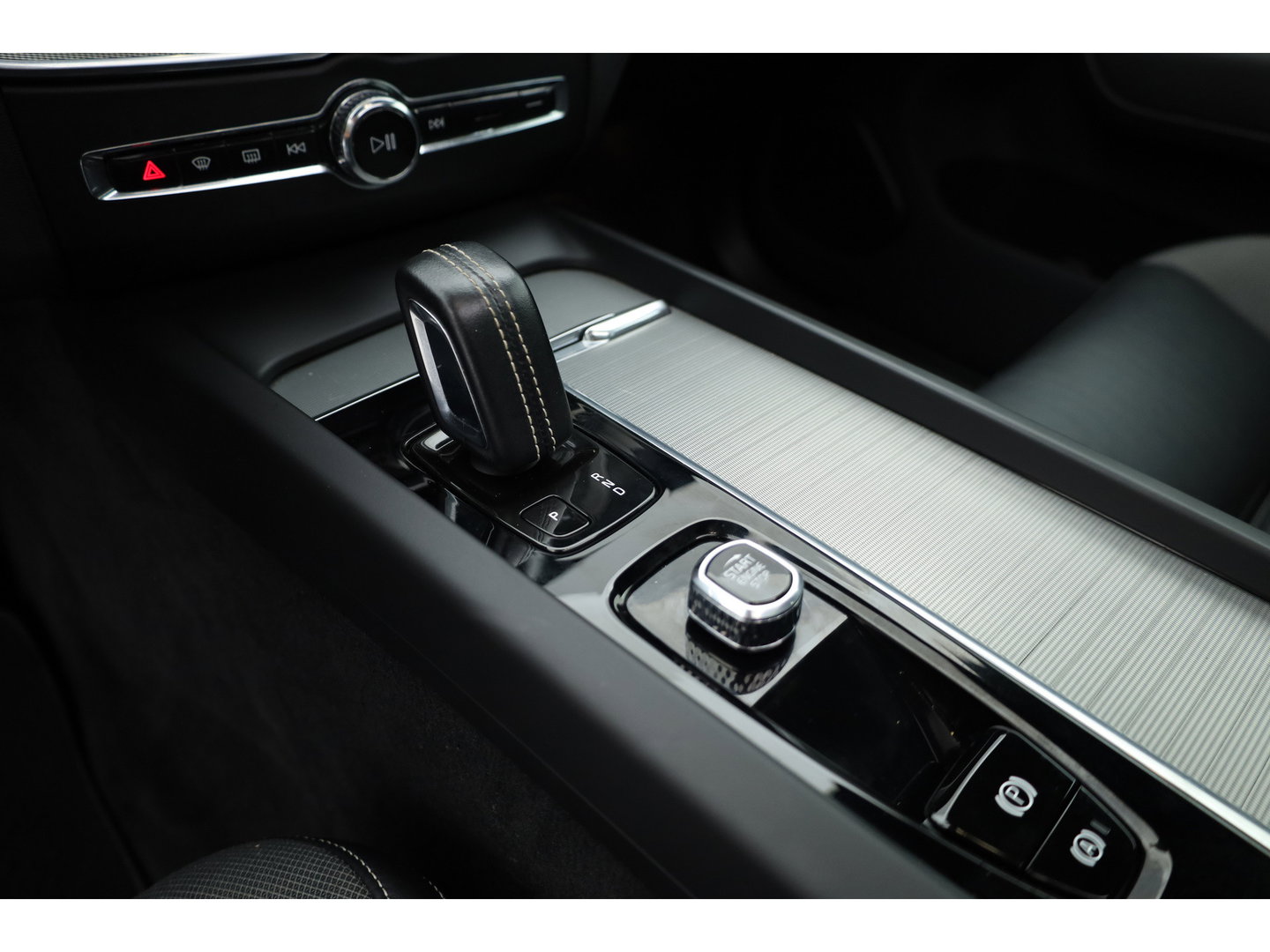 Volvo XC60 2.0 B4 R-Design | Pano | Trekhaak | 360Cam | H&K audio | Memory stoel |