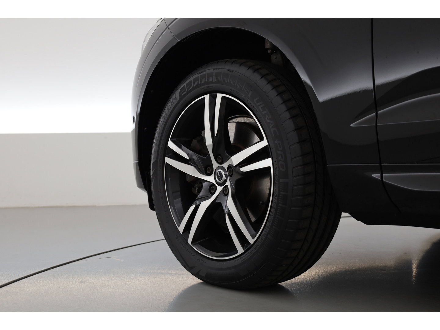 Volvo XC60 2.0 B4 R-Design | Pano | Trekhaak | 360Cam | H&K audio | Memory stoel |
