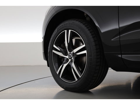 Volvo XC60 2.0 B4 R-Design | Pano | Trekhaak | 360Cam | H&K audio | Memory stoel |