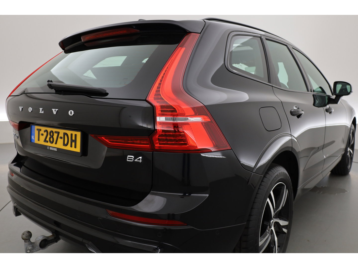 Volvo XC60 2.0 B4 R-Design | Pano | Trekhaak | 360Cam | H&K audio | Memory stoel |