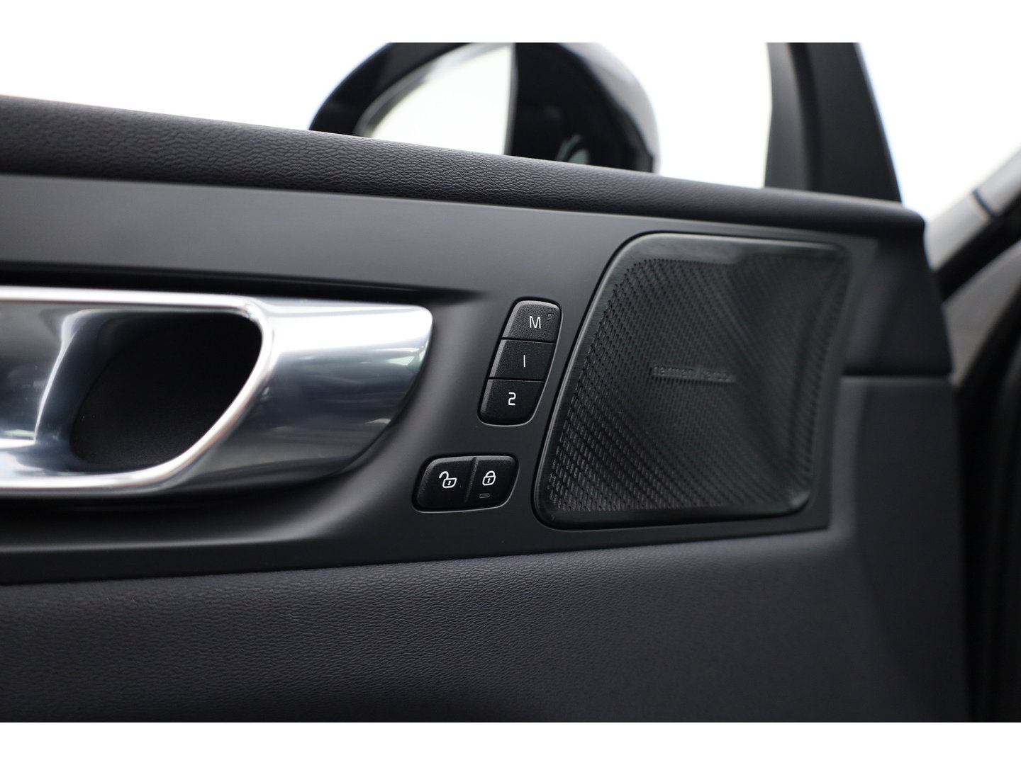 Volvo XC60 2.0 B4 R-Design | Pano | Trekhaak | 360Cam | H&K audio | Memory stoel |