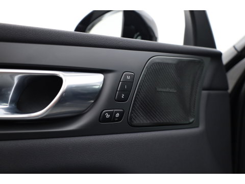 Volvo XC60 2.0 B4 R-Design | Pano | Trekhaak | 360Cam | H&K audio | Memory stoel |