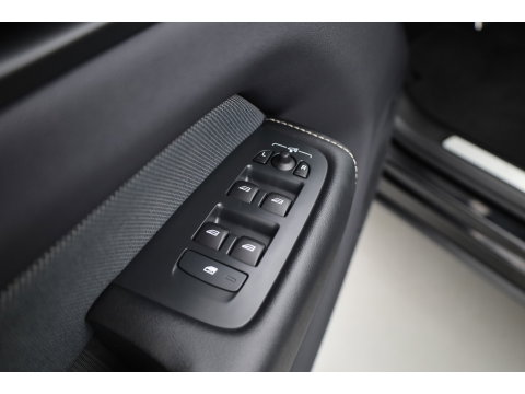 Volvo XC60 2.0 B4 R-Design | Pano | Trekhaak | 360Cam | H&K audio | Memory stoel |