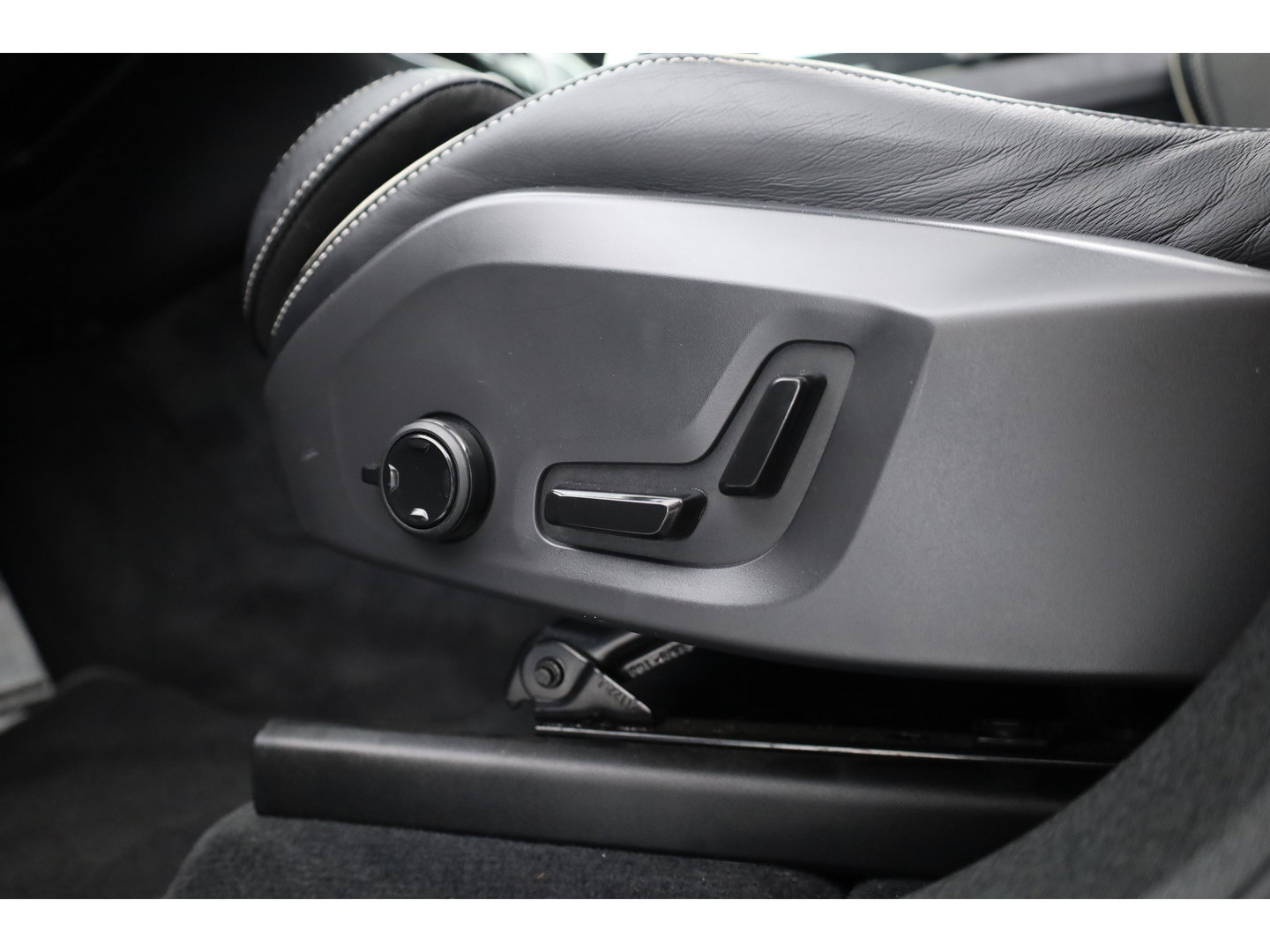Volvo XC60 2.0 B4 R-Design | Pano | Trekhaak | 360Cam | H&K audio | Memory stoel |