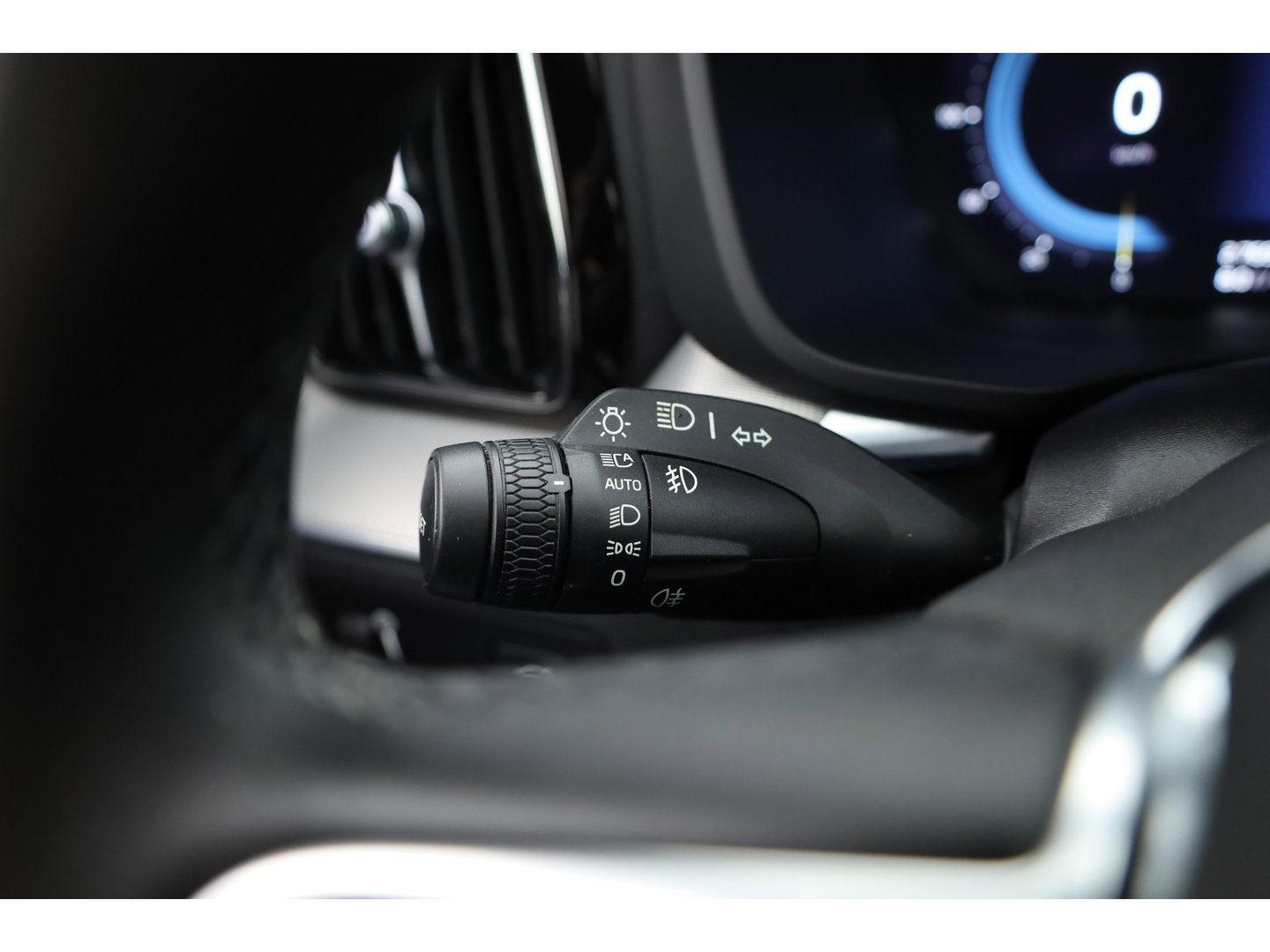 Volvo XC60 2.0 B4 R-Design | Pano | Trekhaak | 360Cam | H&K audio | Memory stoel |