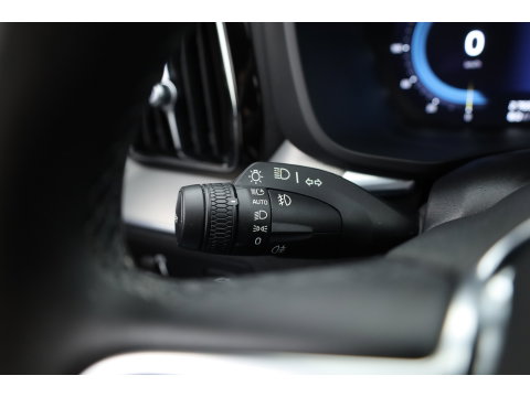 Volvo XC60 2.0 B4 R-Design | Pano | Trekhaak | 360Cam | H&K audio | Memory stoel |