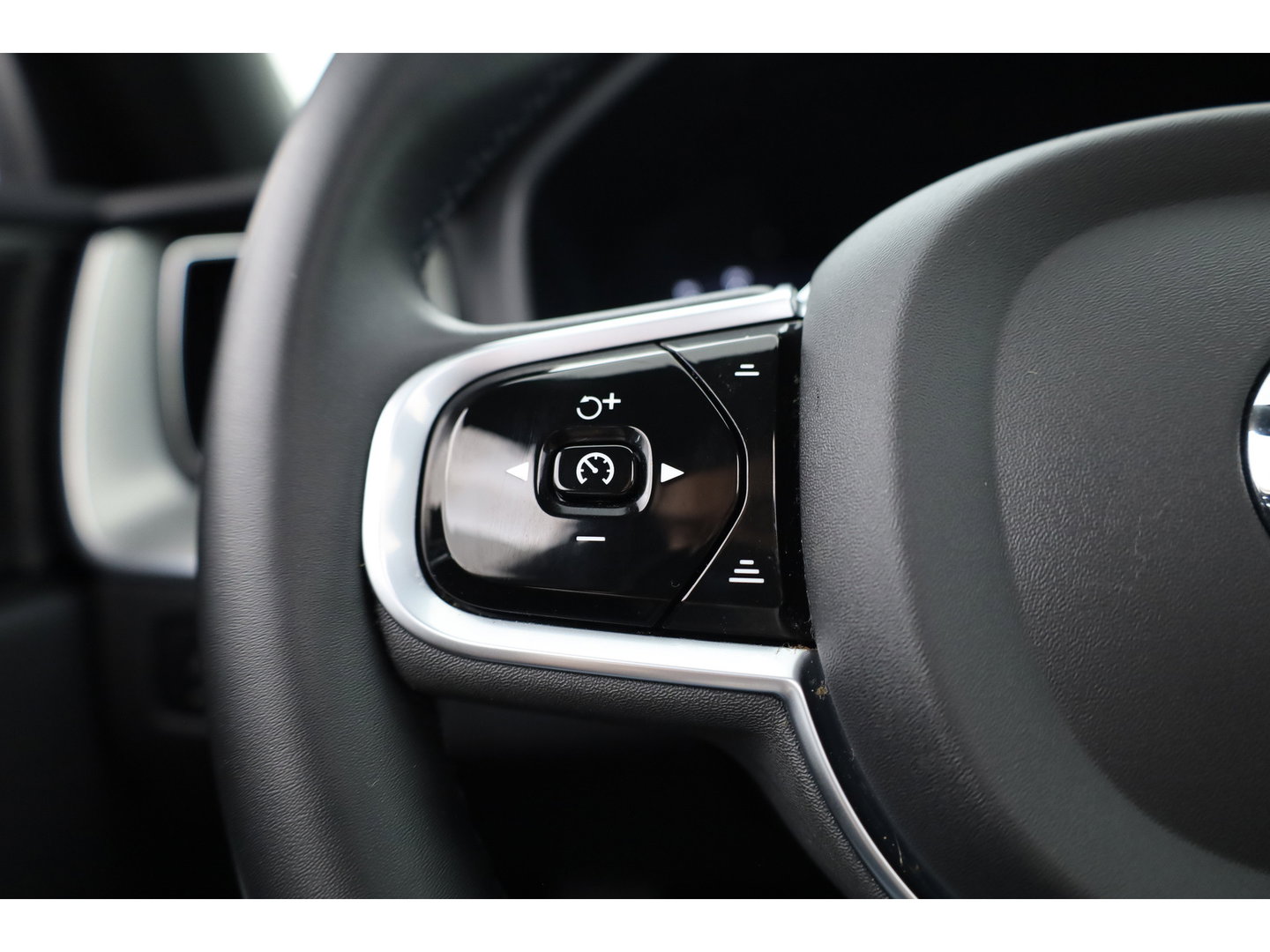 Volvo XC60 2.0 B4 R-Design | Pano | Trekhaak | 360Cam | H&K audio | Memory stoel |