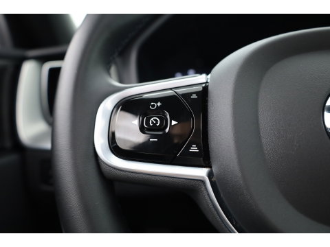 Volvo XC60 2.0 B4 R-Design | Pano | Trekhaak | 360Cam | H&K audio | Memory stoel |