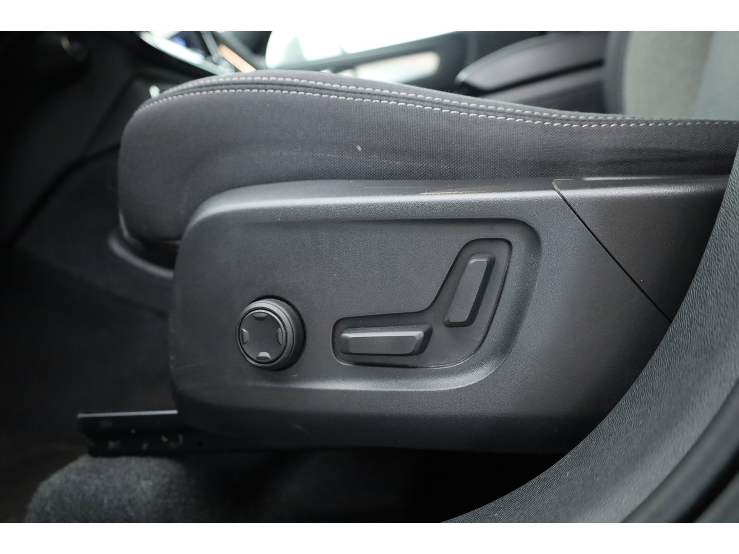 Volvo XC40 1.5 T4 Plug-in hybrid Plus Bright | Memory stoel. | H&K Audio | Pilot Assist | 360Cam |