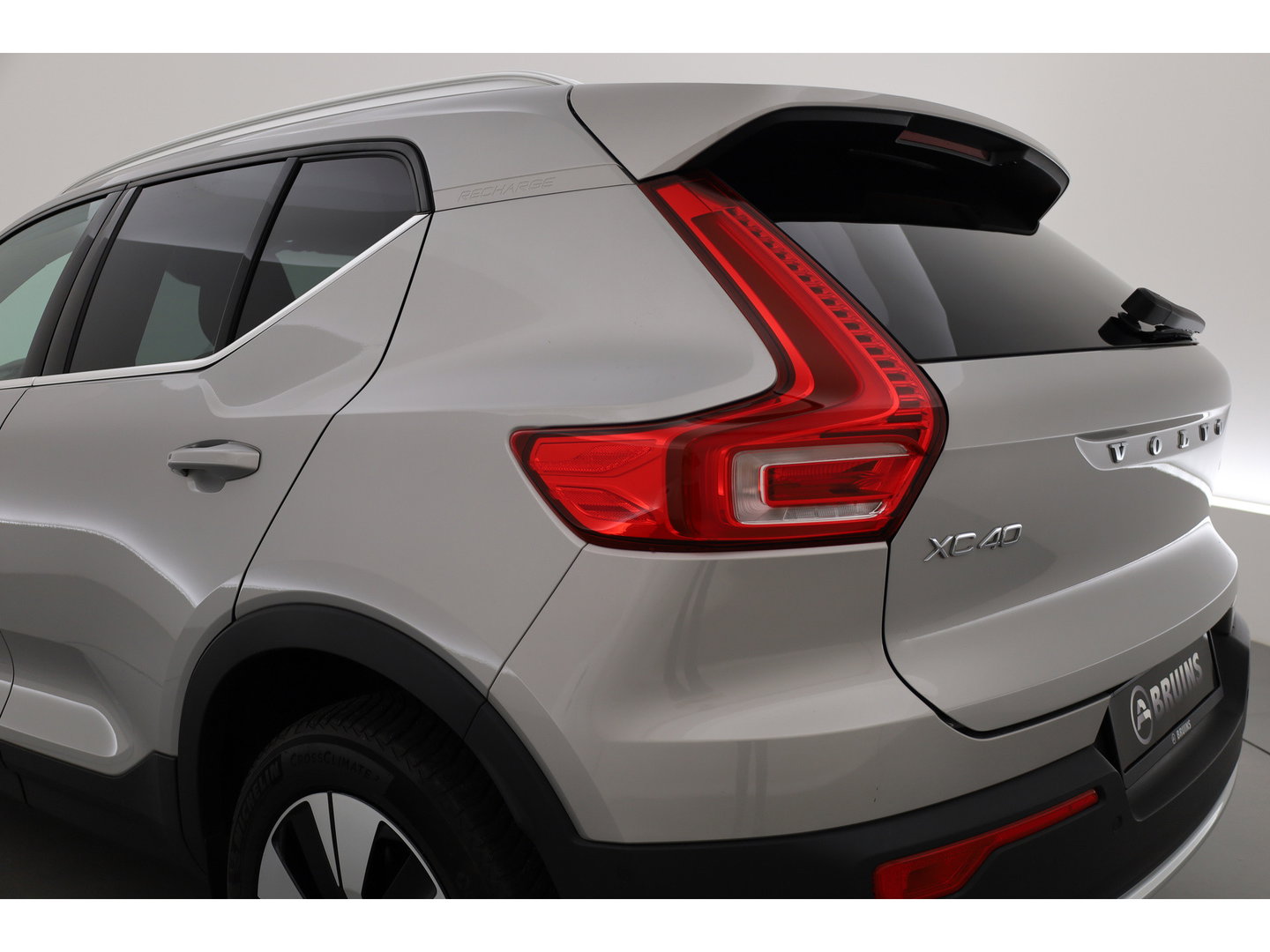 Volvo XC40 1.5 T4 Plug-in hybrid Plus Bright | Memory stoel. | H&K Audio | Pilot Assist | 360Cam |