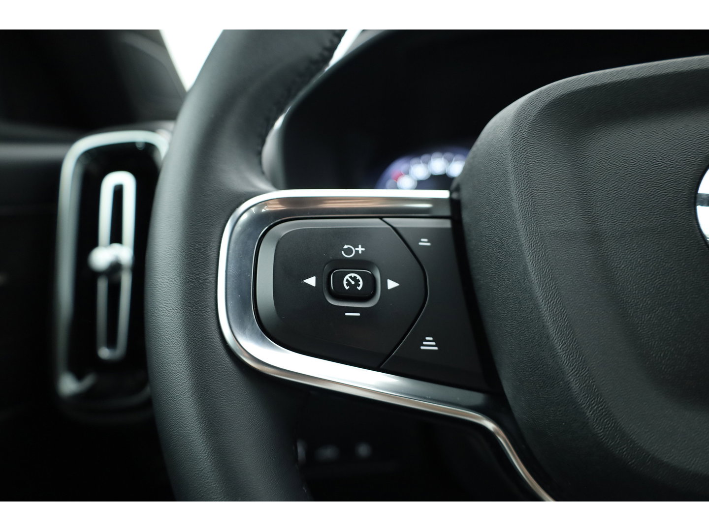 Volvo XC40 1.5 T4 Plug-in hybrid Plus Bright | Memory stoel | H&K Audio | Stoel- stuurverw. | Camera | CarPlay |