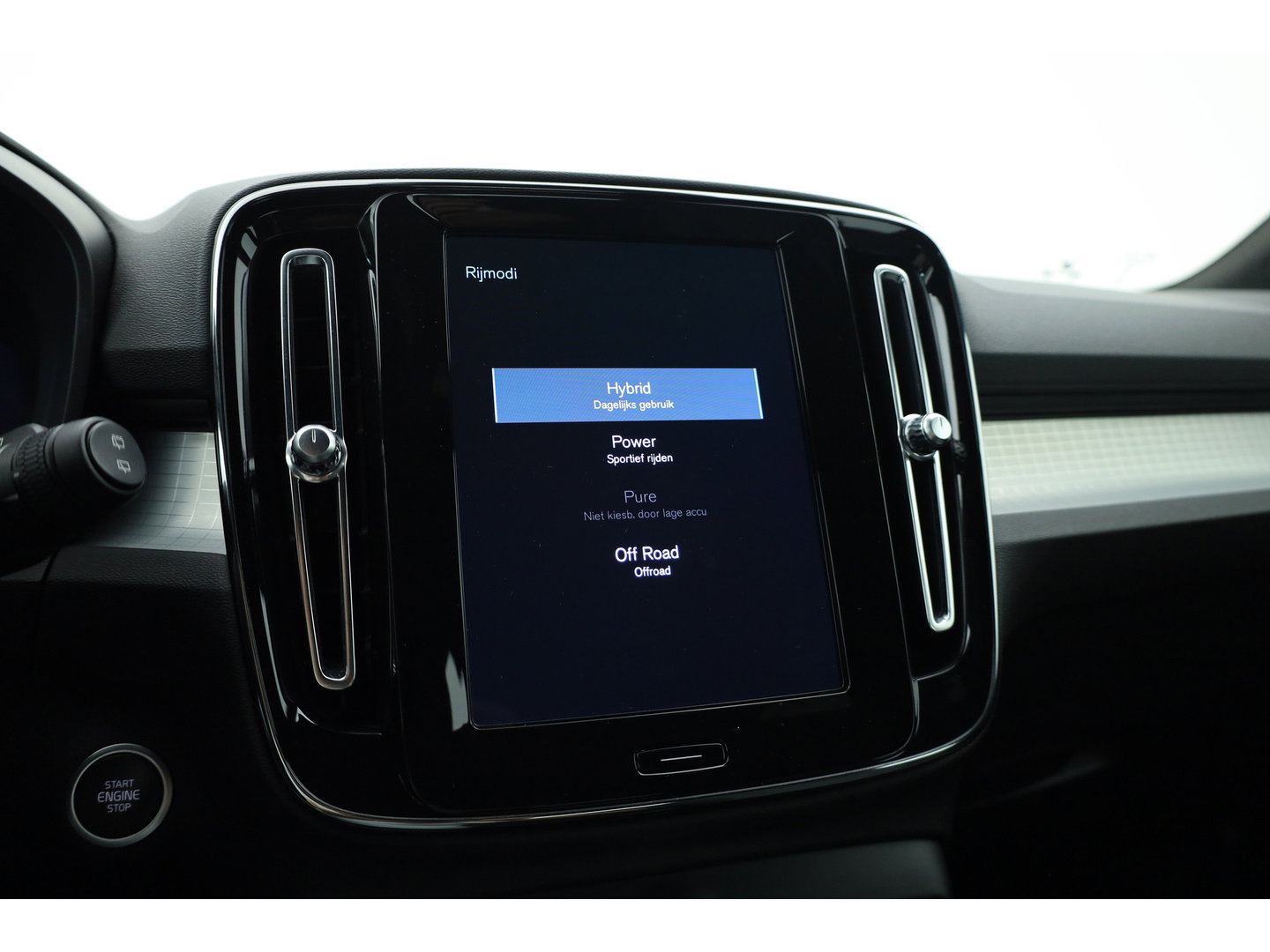 Volvo XC40 1.5 T4 Plug-in hybrid Plus Bright | Memory stoel | H&K Audio | Stoel- stuurverw. | Camera | CarPlay |