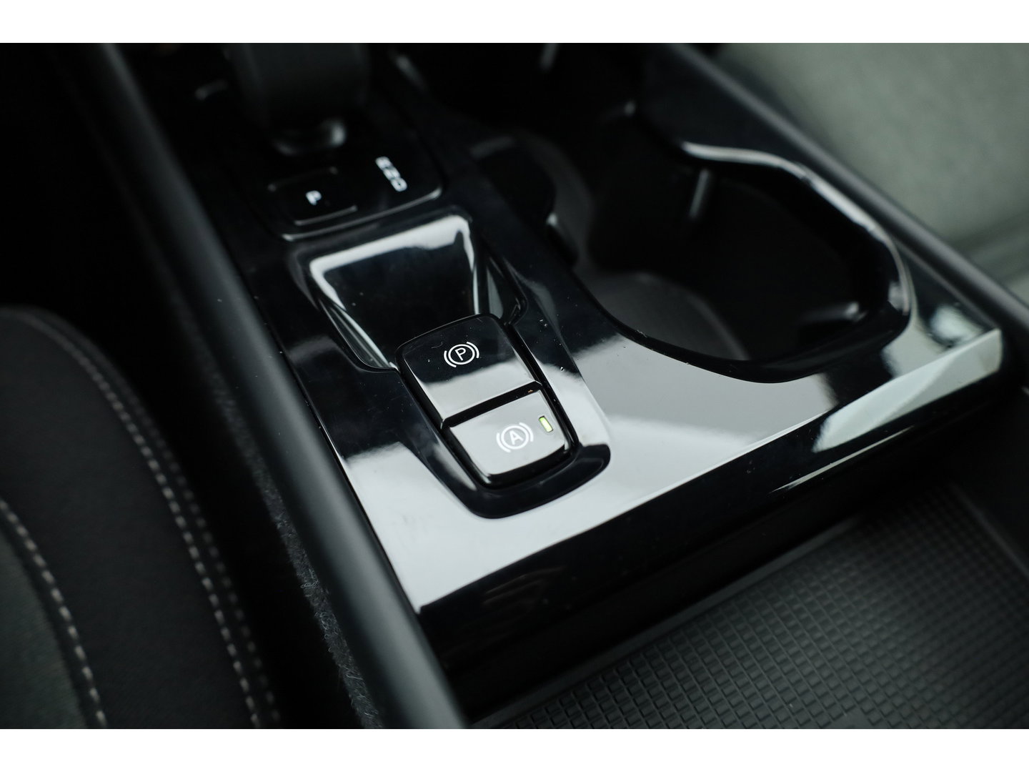 Volvo XC40 1.5 T4 Plug-in hybrid Plus Bright | Memory stoel | H&K Audio | Stoel- stuurverw. | Camera | CarPlay |
