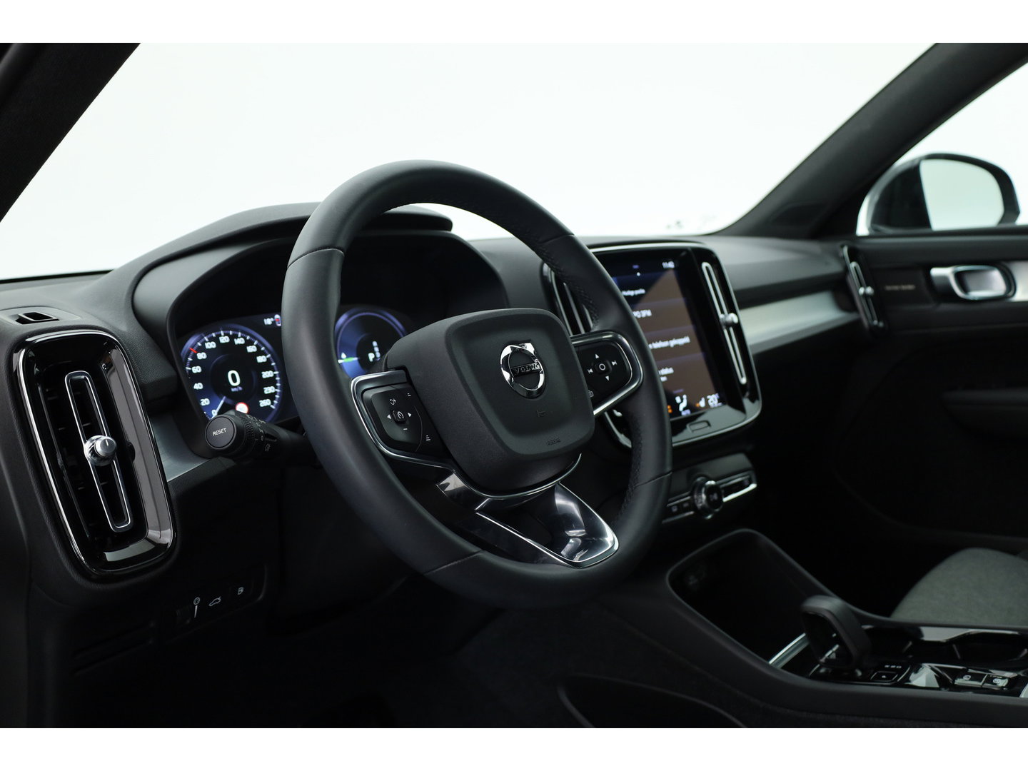 Volvo XC40 1.5 T4 Plug-in hybrid Plus Bright | Memory stoel | H&K Audio | Stoel- stuurverw. | Camera | CarPlay |