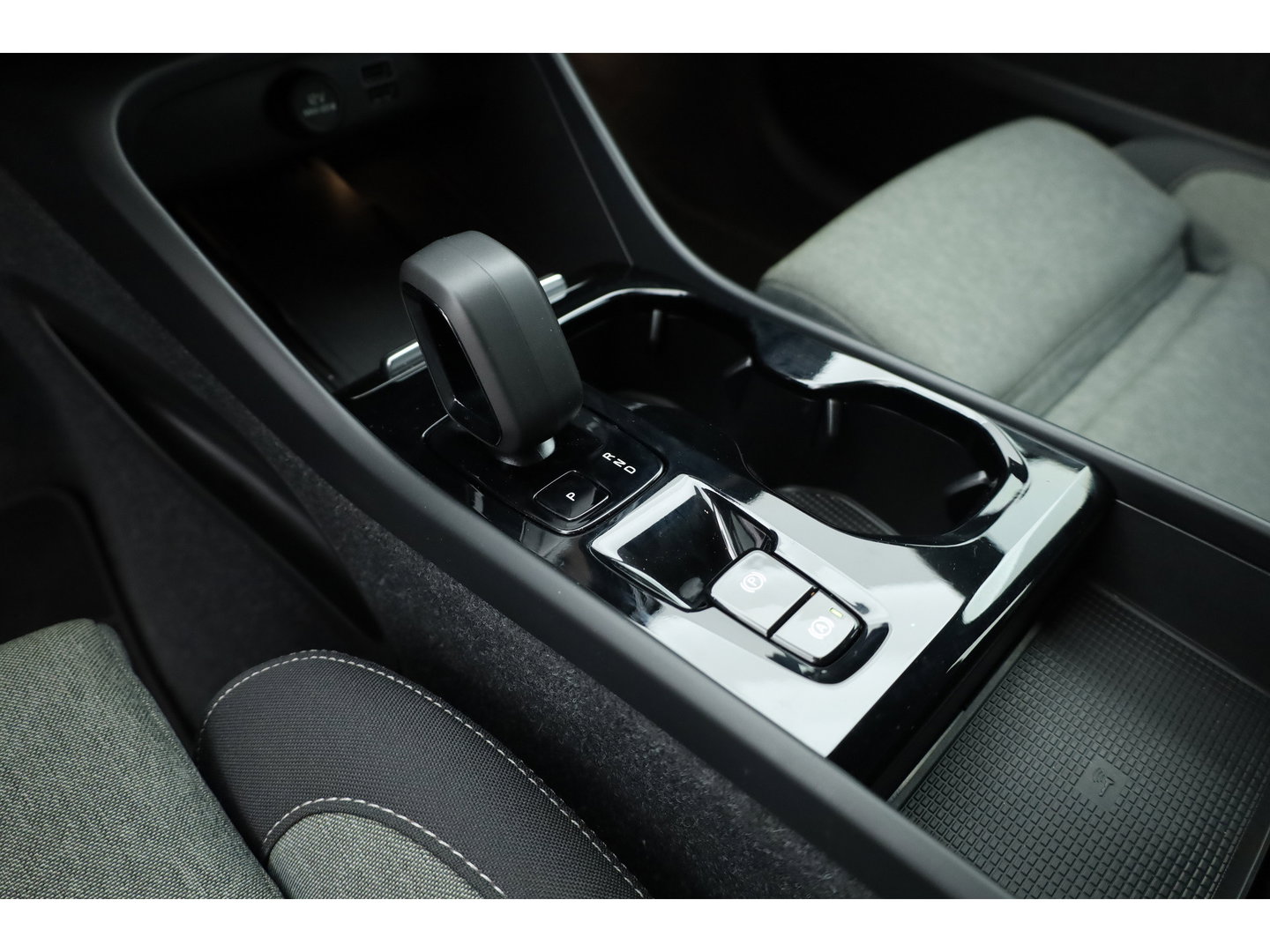 Volvo XC40 1.5 T4 Plug-in hybrid Plus Bright | Memory stoel | H&K Audio | Stoel- stuurverw. | Camera | CarPlay |