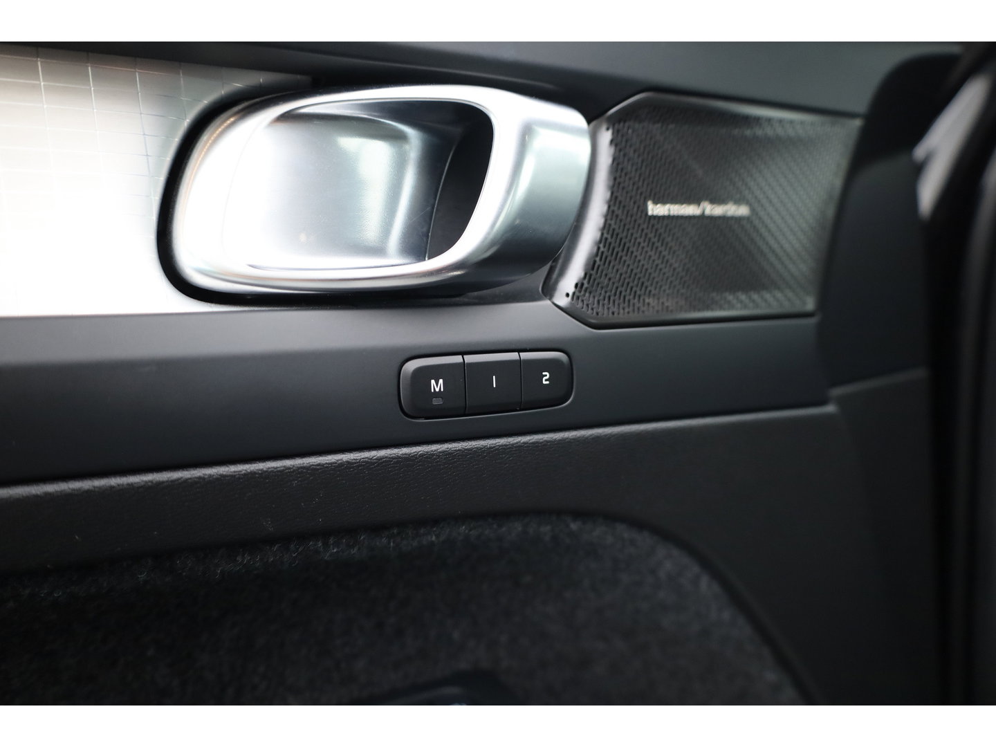 Volvo XC40 1.5 T4 Plug-in hybrid Plus Bright | Memory stoel | H&K Audio | Stoel- stuurverw. | Camera | CarPlay |