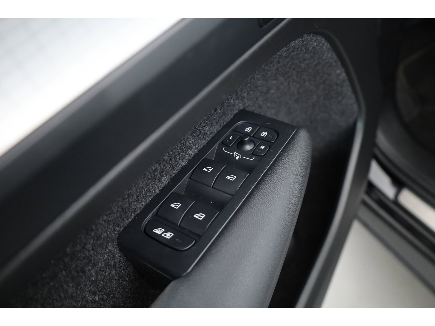 Volvo XC40 1.5 T4 Plug-in hybrid Plus Bright | Memory stoel | H&K Audio | Stoel- stuurverw. | Camera | CarPlay |