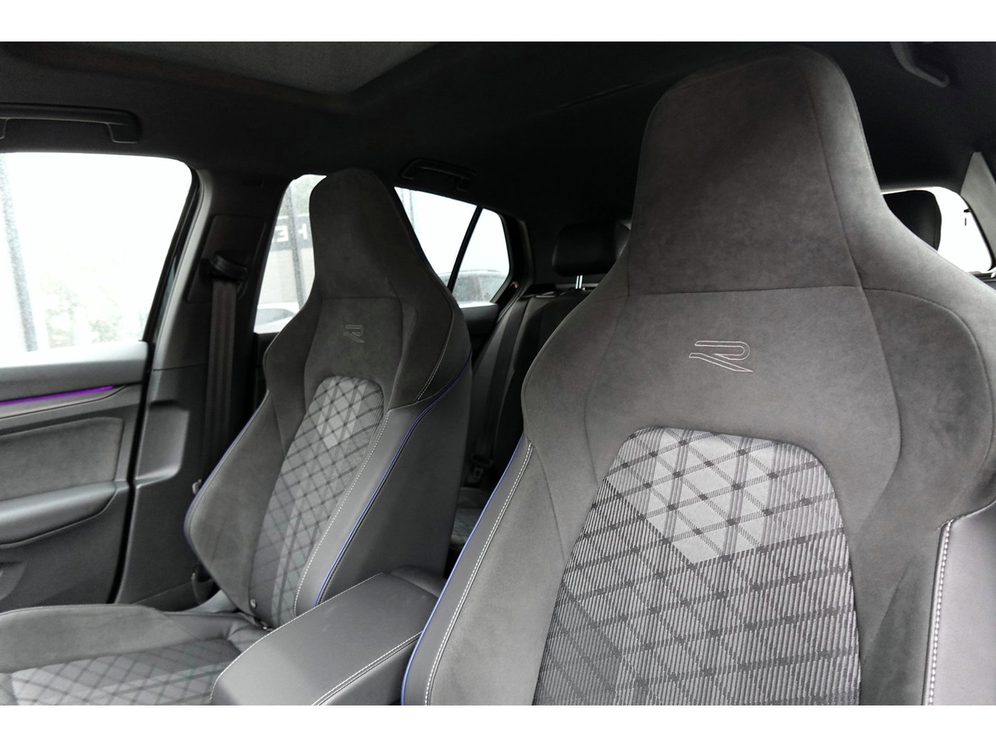 Volkswagen Golf 1.5 eTSI R-Line Edition PANO KEYLESS HUD