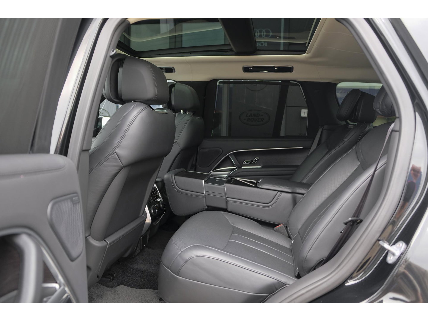 Land Rover Range Rover P510e 510pk First Edition Panoramadak 4-Wielbesturing Trekhaak Meridian3d Massage Laser BOMVOL!!