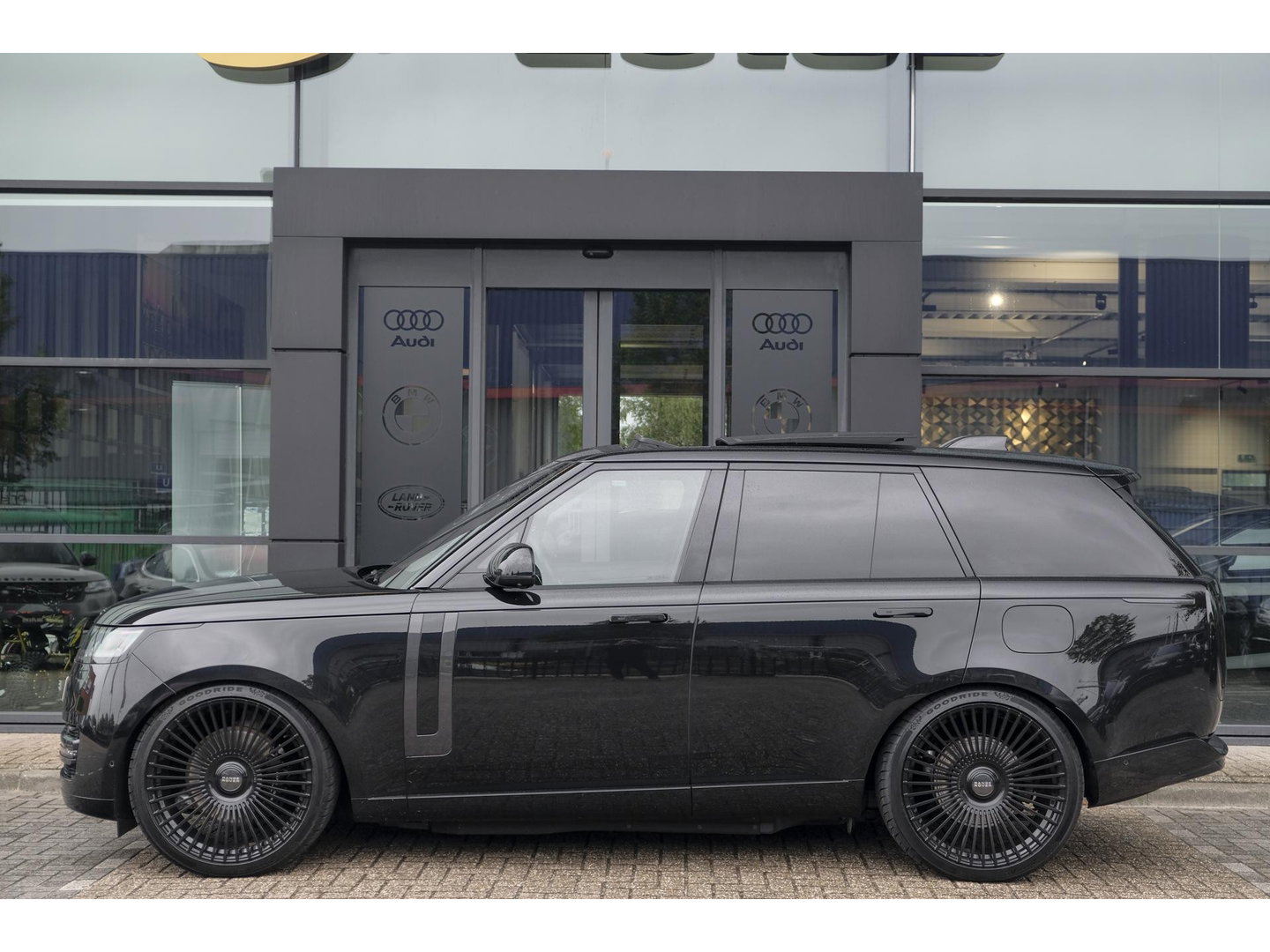 Land Rover Range Rover P510e 510pk First Edition Panoramadak 4-Wielbesturing Trekhaak Meridian3d Massage Laser BOMVOL!!