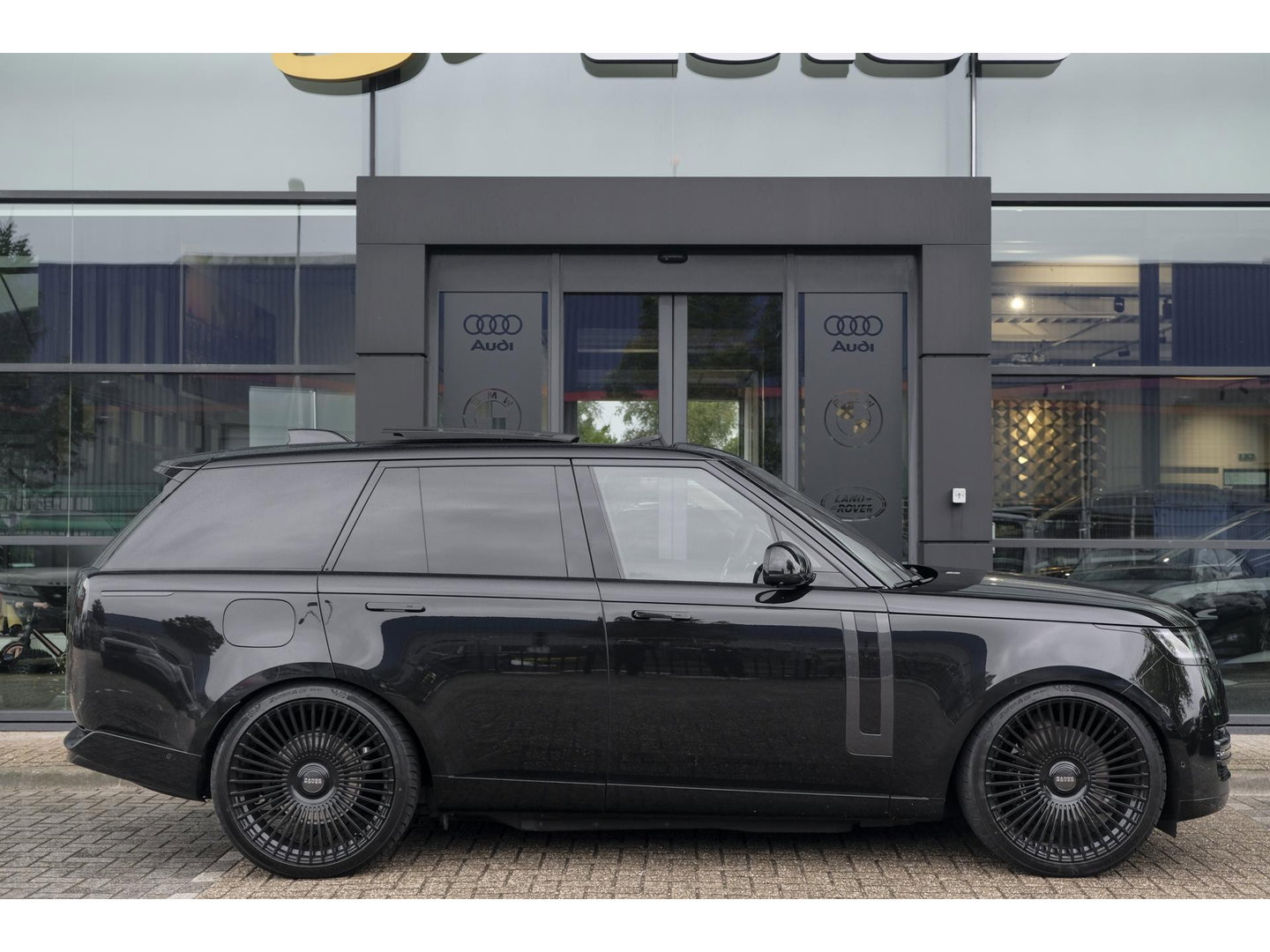 Land Rover Range Rover P510e 510pk First Edition Panoramadak 4-Wielbesturing Trekhaak Meridian3d Massage Laser BOMVOL!!