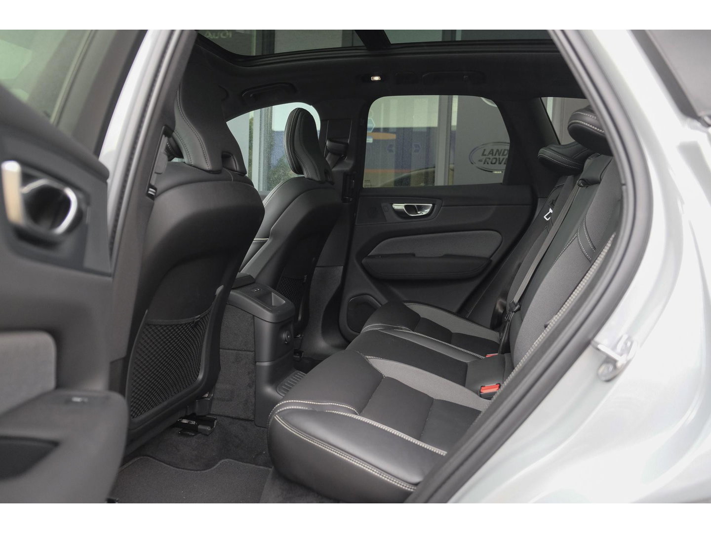 Volvo XC60 2.0 T8 455pk Plus Black edition Panoramadak *BTW* Styling pack 22" LMV Harman/Kardon Bomvol!!