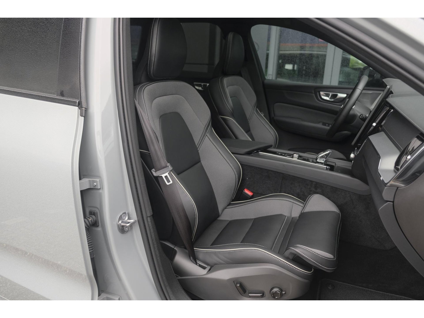 Volvo XC60 2.0 T8 455pk Plus Black edition Panoramadak *BTW* Styling pack 22" LMV Harman/Kardon Bomvol!!