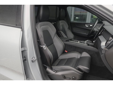 Volvo XC60 2.0 T8 455pk Plus Black edition Panoramadak *BTW* Styling pack 22" LMV Harman/Kardon Bomvol!!