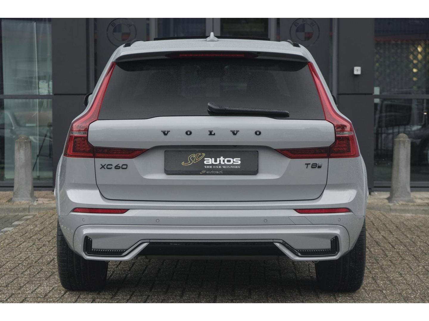 Volvo XC60 2.0 T8 455pk Plus Black edition Panoramadak *BTW* Styling pack 22" LMV Harman/Kardon Bomvol!!