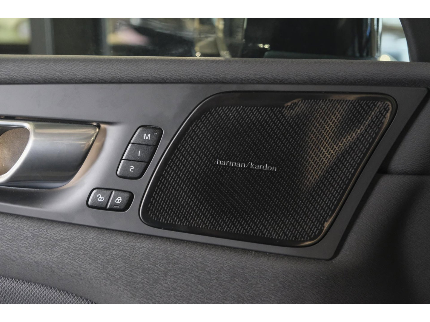 Volvo XC60 2.0 T8 455pk Plus Black edition Panoramadak *BTW* Styling pack 22" LMV Harman/Kardon Bomvol!!