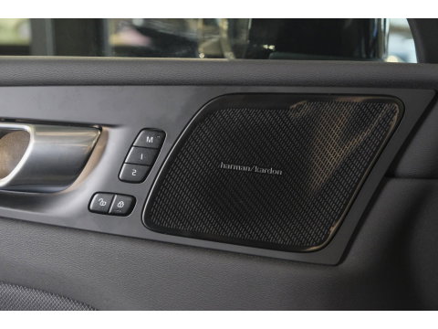 Volvo XC60 2.0 T8 455pk Plus Black edition Panoramadak *BTW* Styling pack 22" LMV Harman/Kardon Bomvol!!